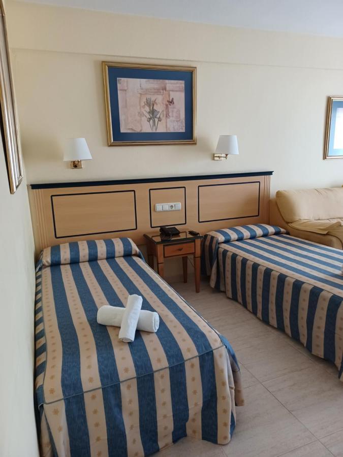 Primera línea de playa y vista al mar en Pyr Fuengirola Estudio Exterior foto